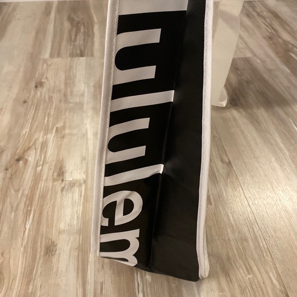 ❤️ Large new white and black lululemon bag NWOT - Picture 2 of 3